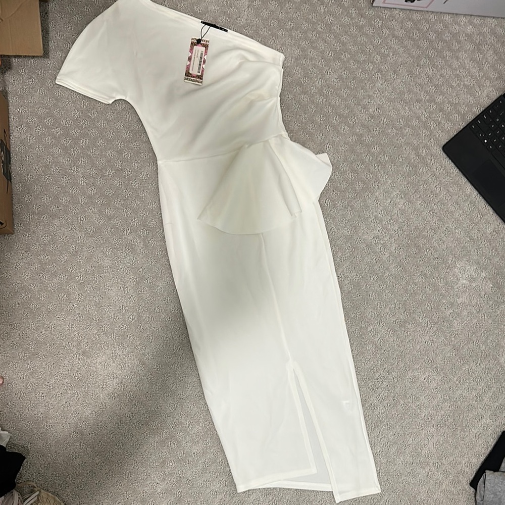 Boohoo Cream One-Shoulder Asymmetrical Sheath Dress (6)